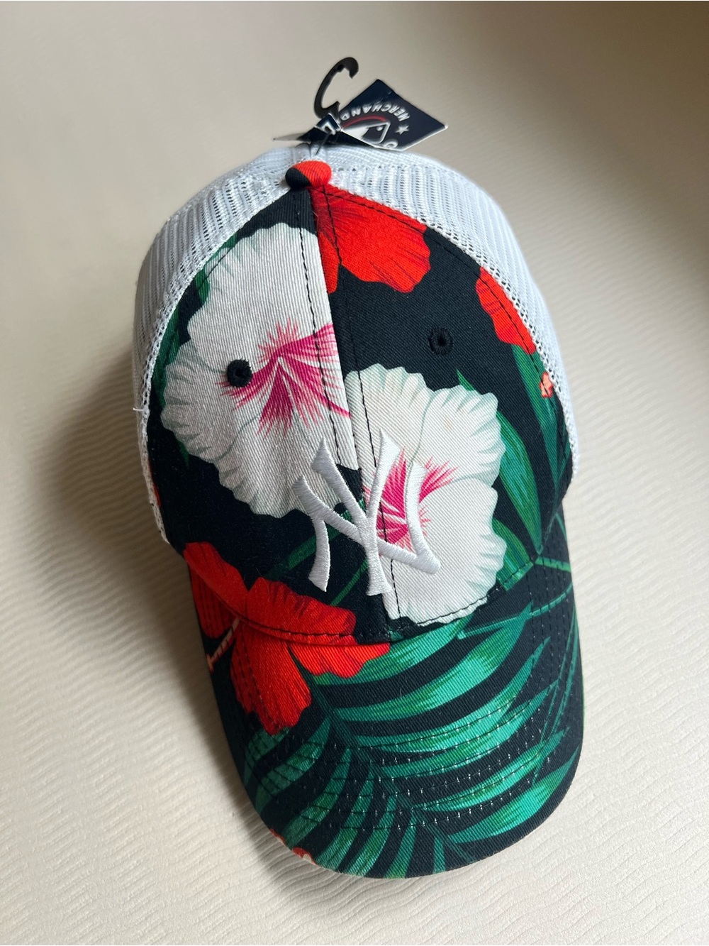 "Rare Find" NY Yankees Women’s Tropical Floral Trucker Hat – NWT - Picture 2 of 6